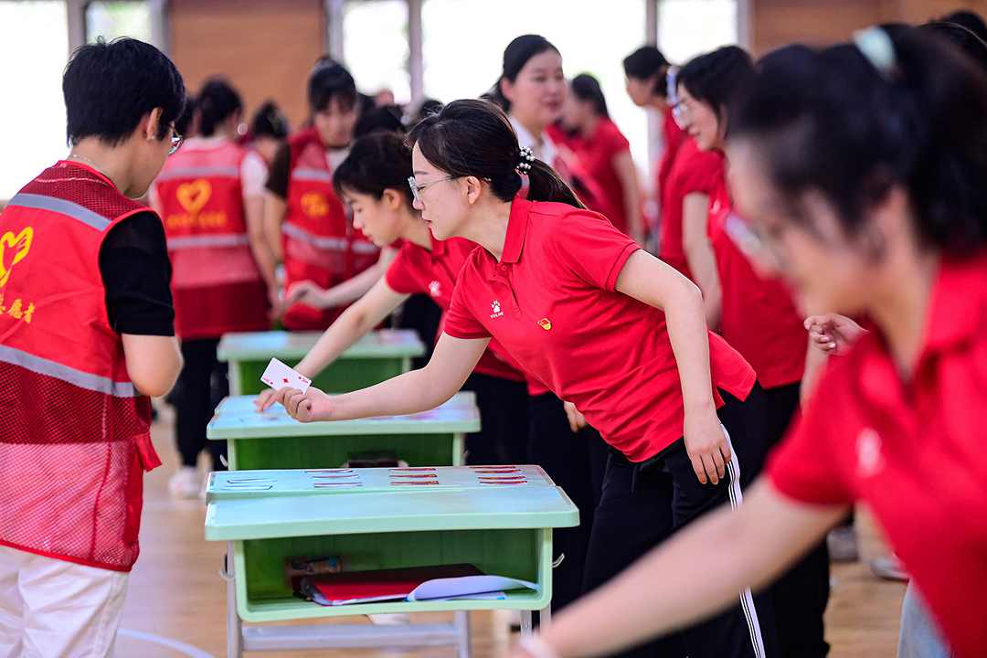 Teachers participate in psychological counseling activities to relieve stress in Shenyang, Liaoning province on July 18. Photo: VCG　
